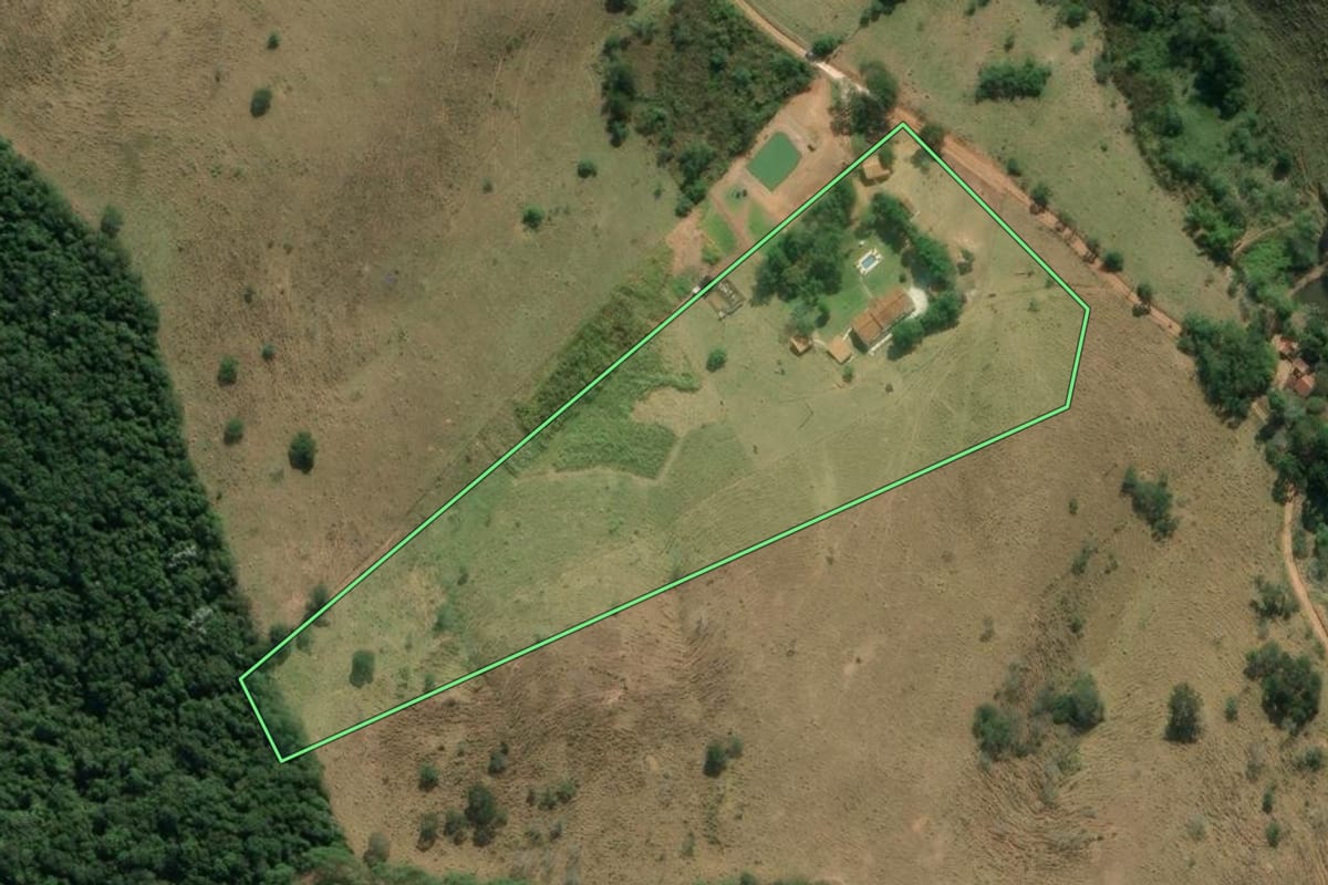 Imagem de satélite do imóvel rural em Redenção da Serra (SP), com o contorno declarado no CAR desenhado por cima.