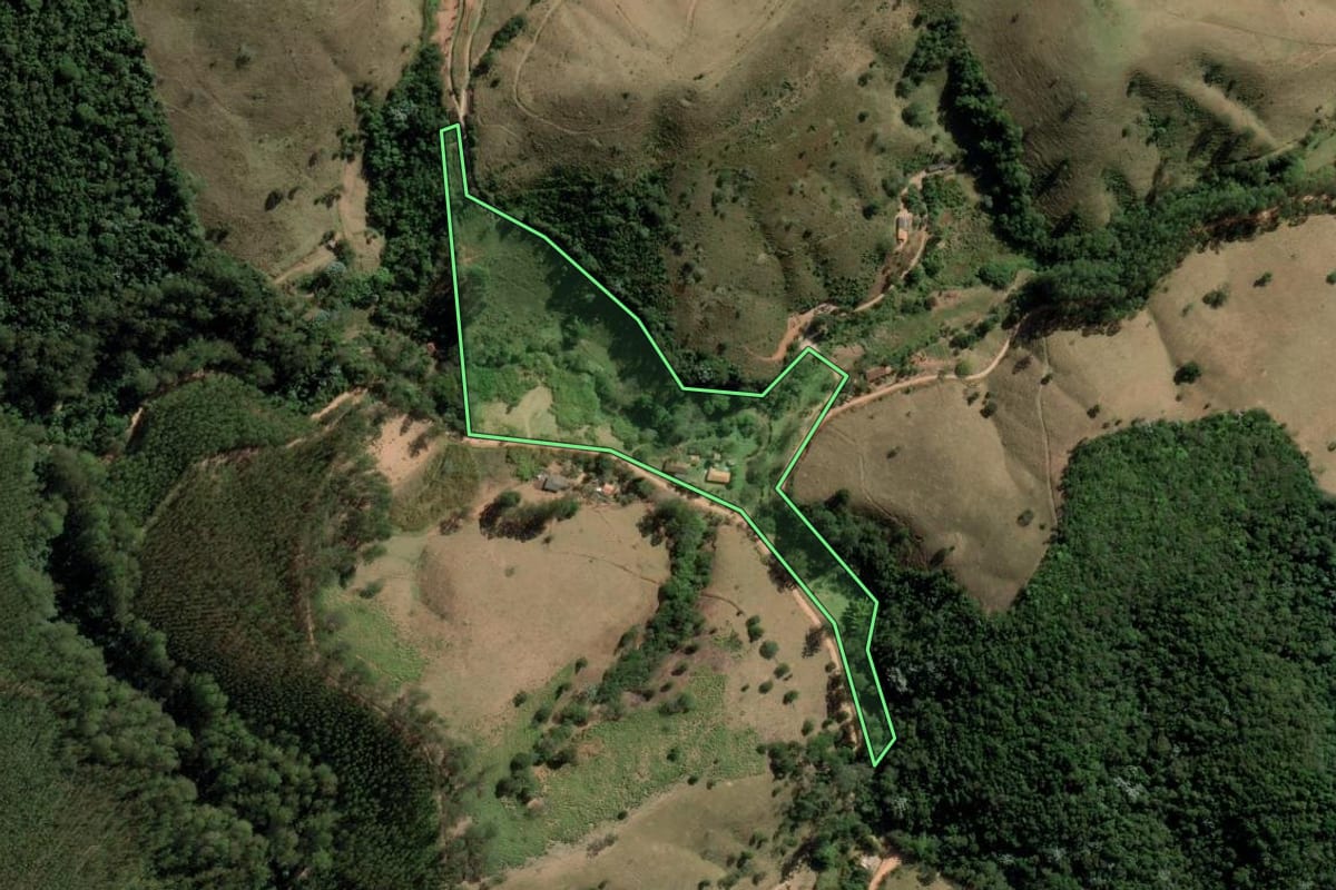 Imagem de satélite do imóvel rural em Redenção da Serra (SP), com o contorno declarado no CAR desenhado por cima.