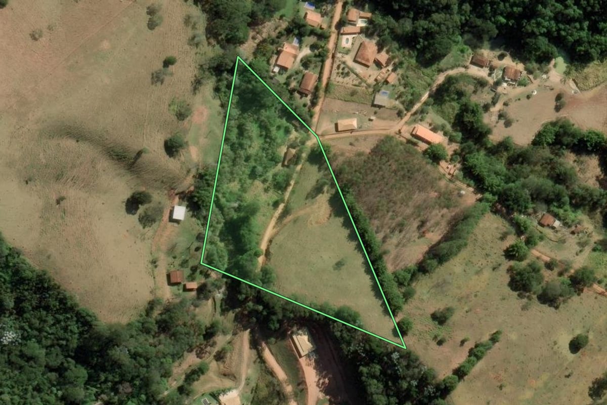 Imagem de satélite do imóvel rural em Redenção da Serra (SP), com o contorno declarado no CAR desenhado por cima.