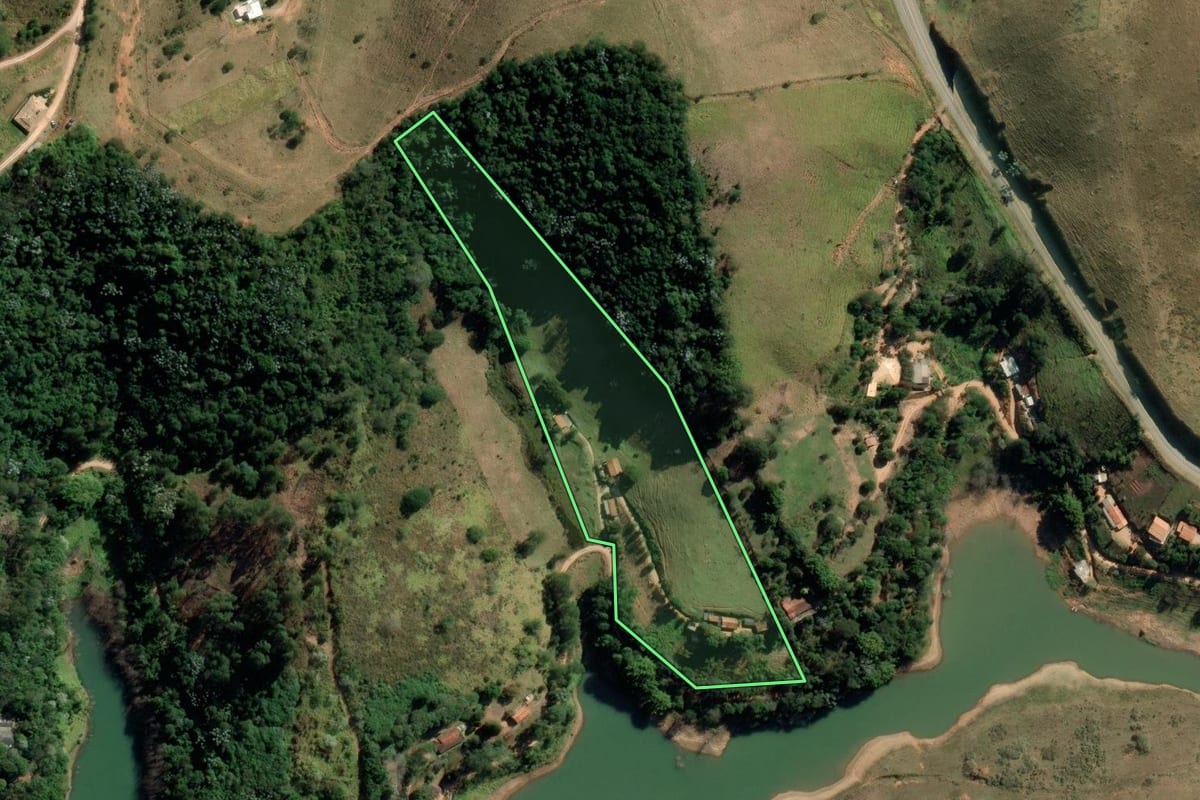 Imagem de satélite do imóvel rural em Redenção da Serra (SP), com o contorno declarado no CAR desenhado por cima.