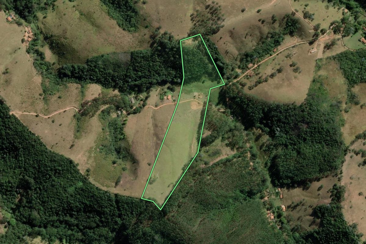 Imagem de satélite do imóvel rural em Redenção da Serra (SP), com o contorno declarado no CAR desenhado por cima.