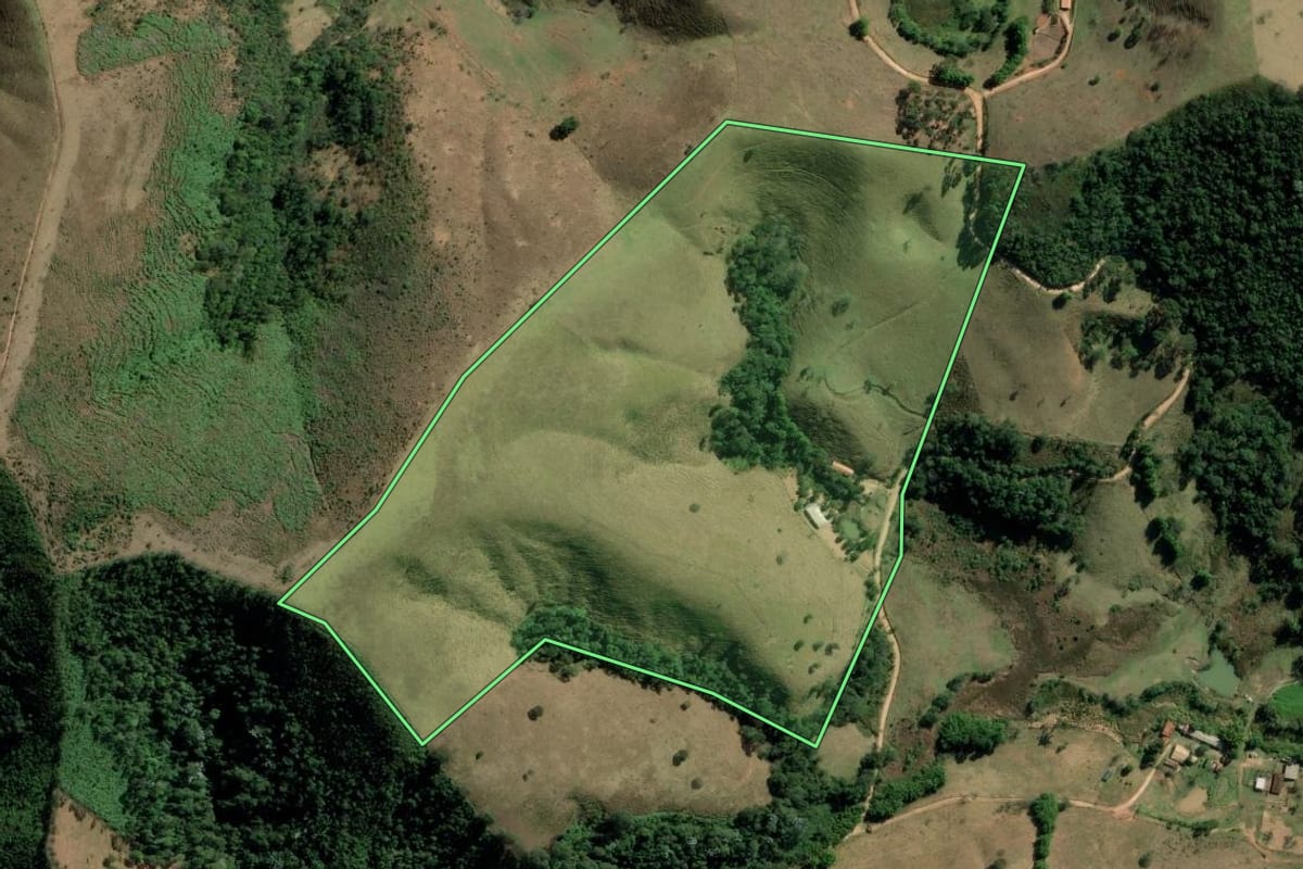 Imagem de satélite do imóvel rural em Redenção da Serra (SP), com o contorno declarado no CAR desenhado por cima.