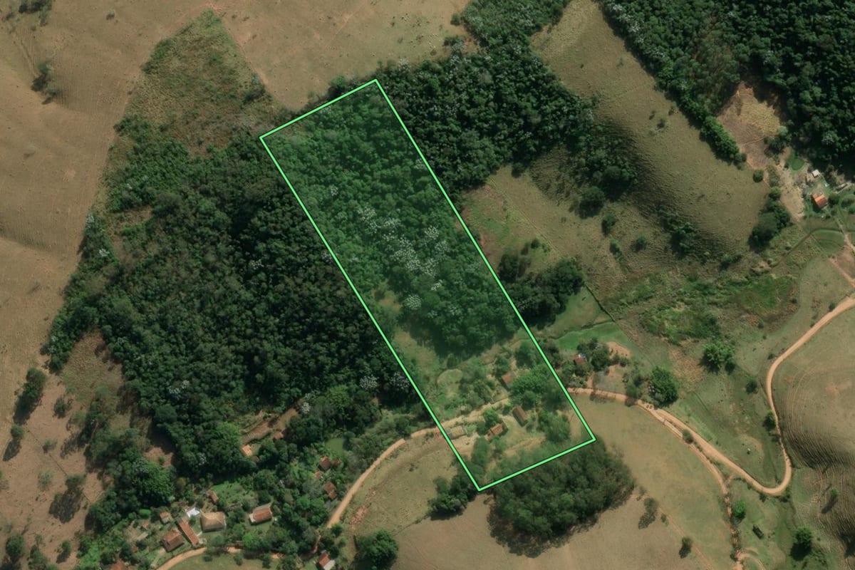 Imagem de satélite do imóvel rural em Redenção da Serra (SP), com o contorno declarado no CAR desenhado por cima.