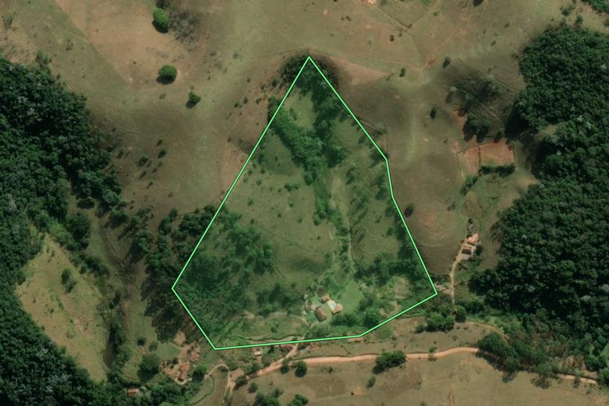 Imagem de satélite do imóvel rural em Redenção da Serra (SP), com o contorno declarado no CAR desenhado por cima.