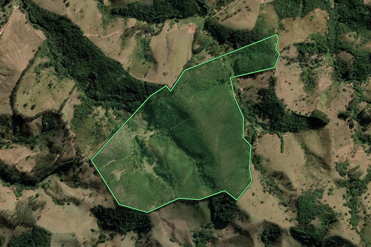 Imagem de satélite do imóvel rural em Redenção da Serra (SP), com o contorno declarado no CAR desenhado por cima.