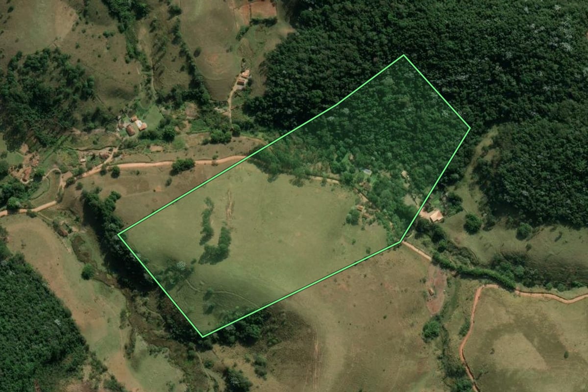 Imagem de satélite do imóvel rural em Redenção da Serra (SP), com o contorno declarado no CAR desenhado por cima.