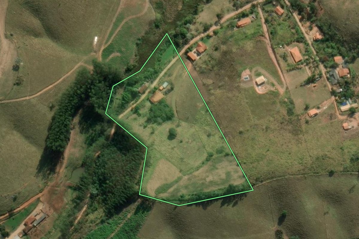 Imagem de satélite do imóvel rural em Redenção da Serra (SP), com o contorno declarado no CAR desenhado por cima.