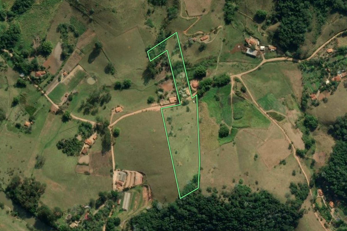 Imagem de satélite do imóvel rural em Redenção da Serra (SP), com o contorno declarado no CAR desenhado por cima.