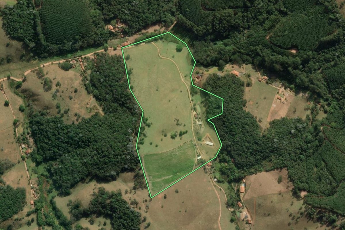 Imagem de satélite do imóvel rural em Redenção da Serra (SP), com o contorno declarado no CAR desenhado por cima.