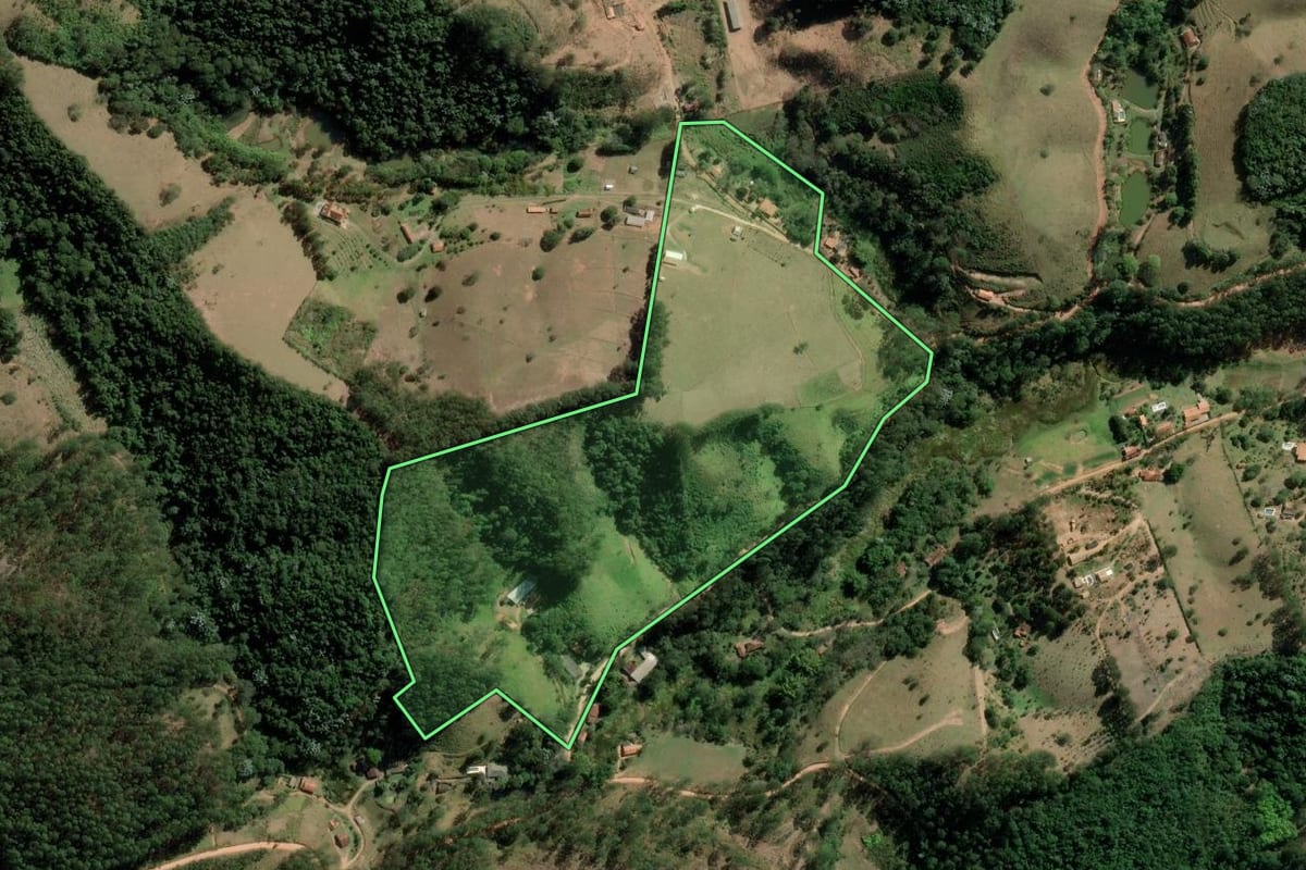 Imagem de satélite do imóvel rural em Redenção da Serra (SP), com o contorno declarado no CAR desenhado por cima.
