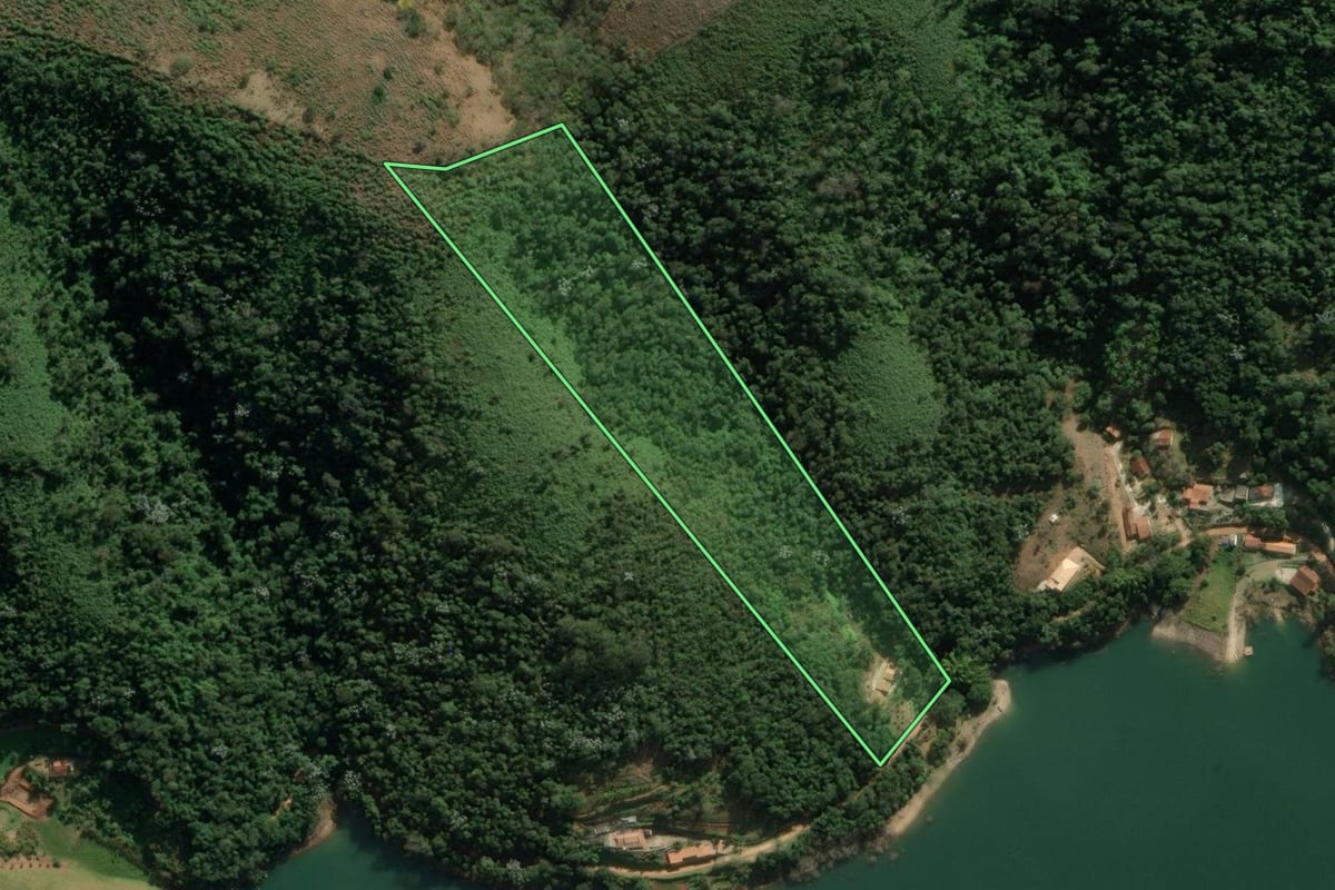 Imagem de satélite do imóvel rural em Redenção da Serra (SP), com o contorno declarado no CAR desenhado por cima.