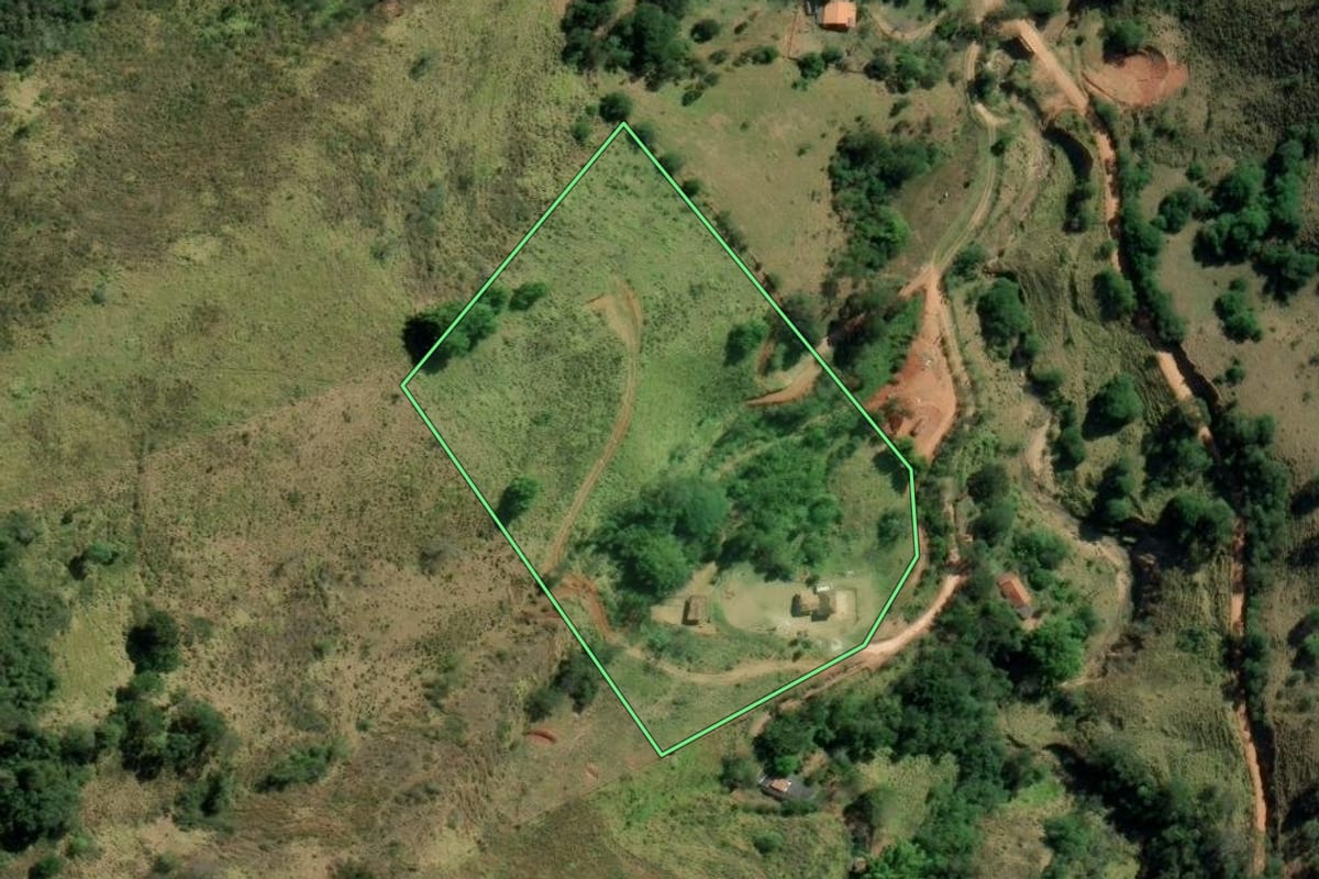 Imagem de satélite do imóvel rural em Redenção da Serra (SP), com o contorno declarado no CAR desenhado por cima.