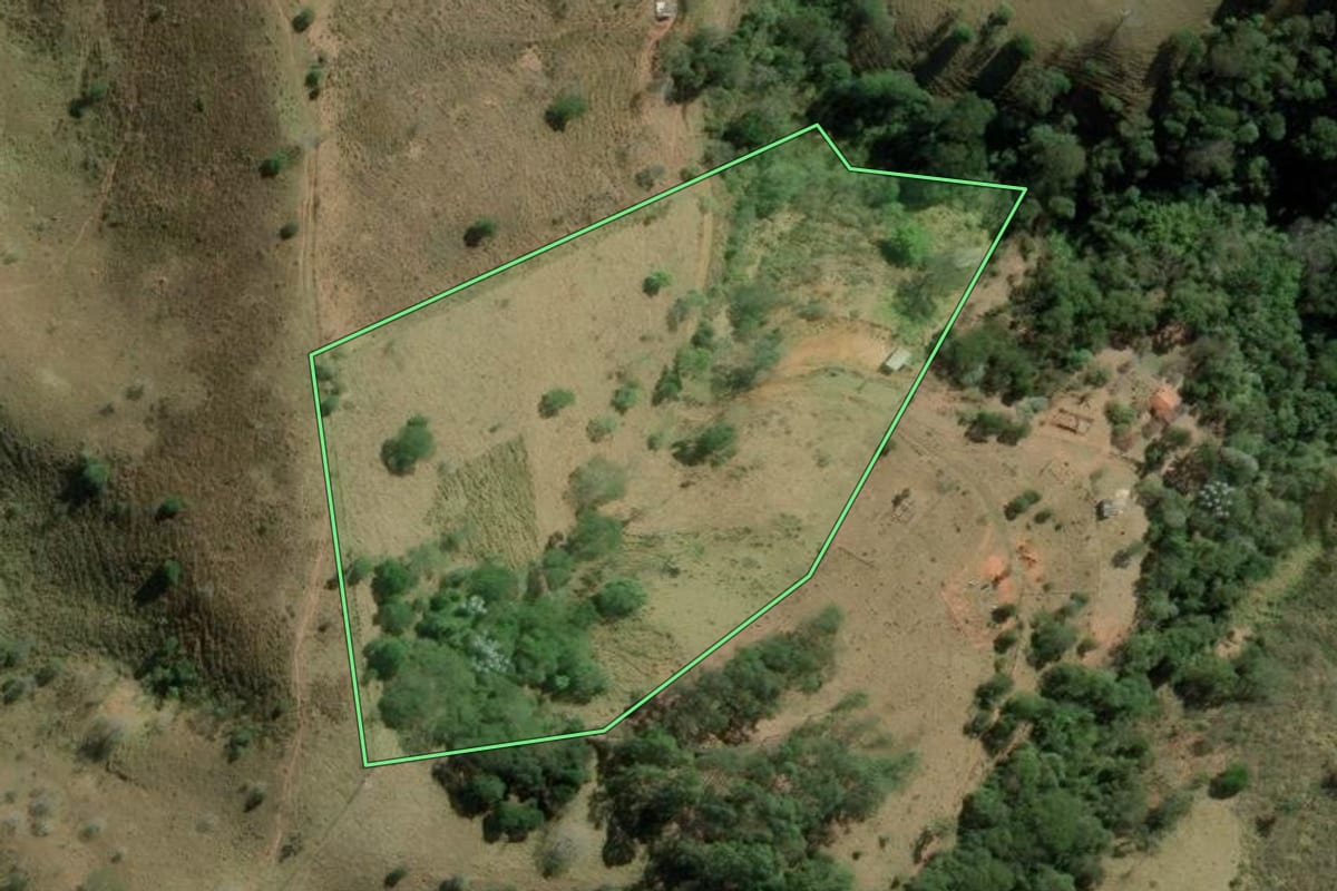 Imagem de satélite do imóvel rural em Redenção da Serra (SP), com o contorno declarado no CAR desenhado por cima.
