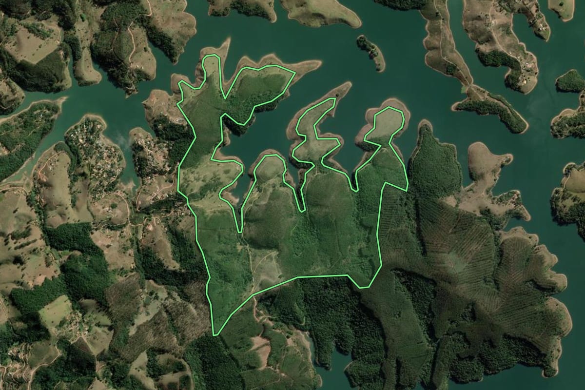 Imagem de satélite do imóvel rural em Redenção da Serra (SP), com o contorno declarado no CAR desenhado por cima.