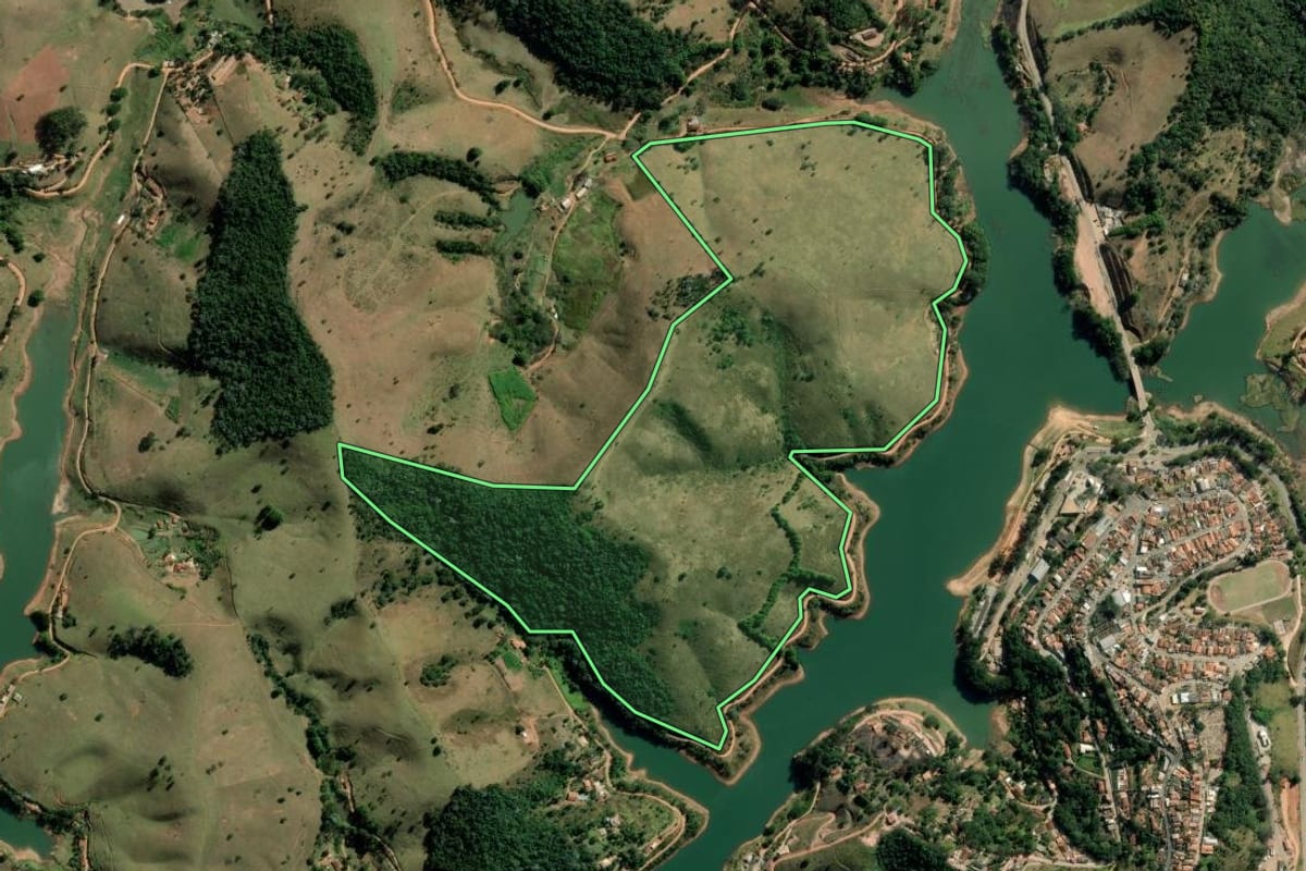 Imagem de satélite do imóvel rural em Redenção da Serra (SP), com o contorno declarado no CAR desenhado por cima.