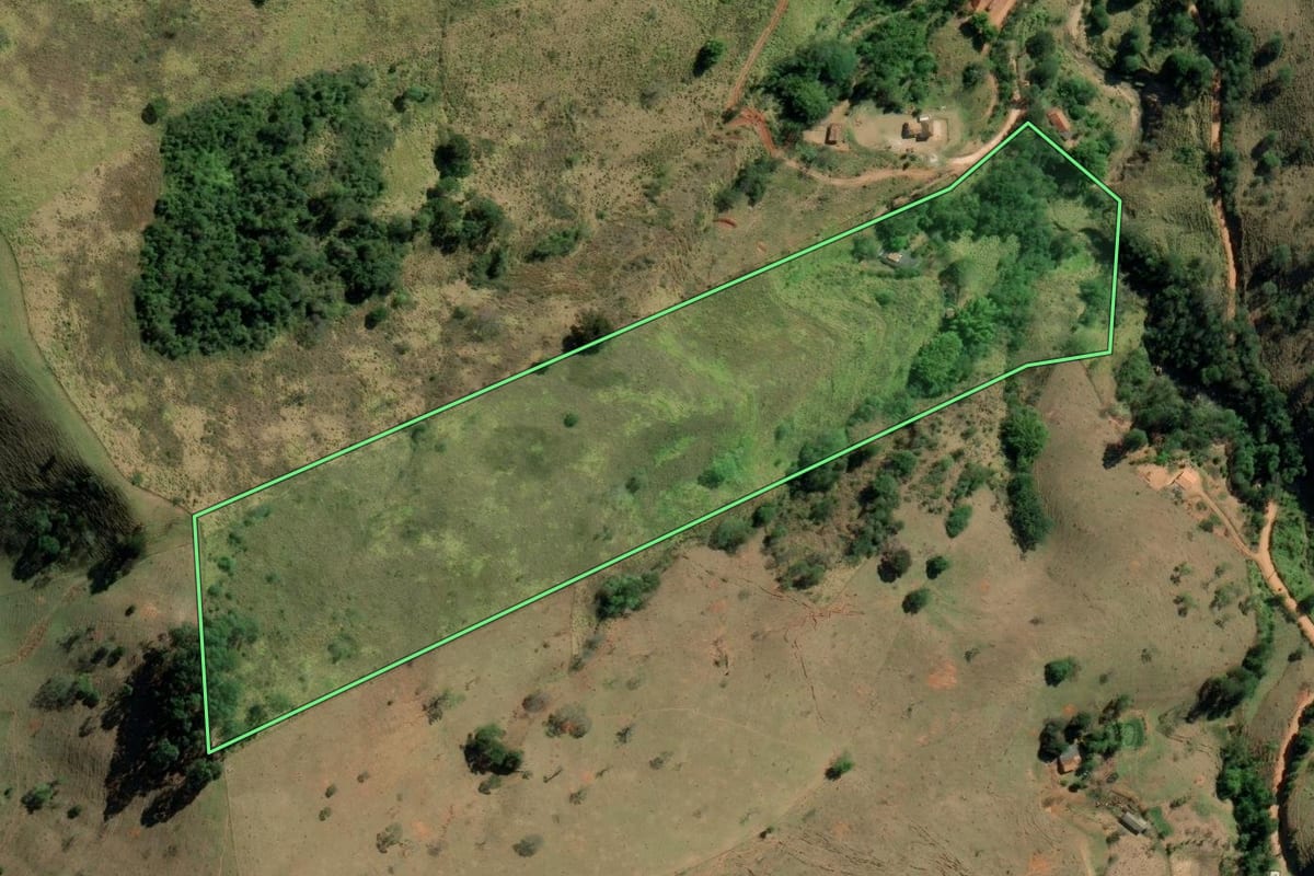 Imagem de satélite do imóvel rural em Redenção da Serra (SP), com o contorno declarado no CAR desenhado por cima.