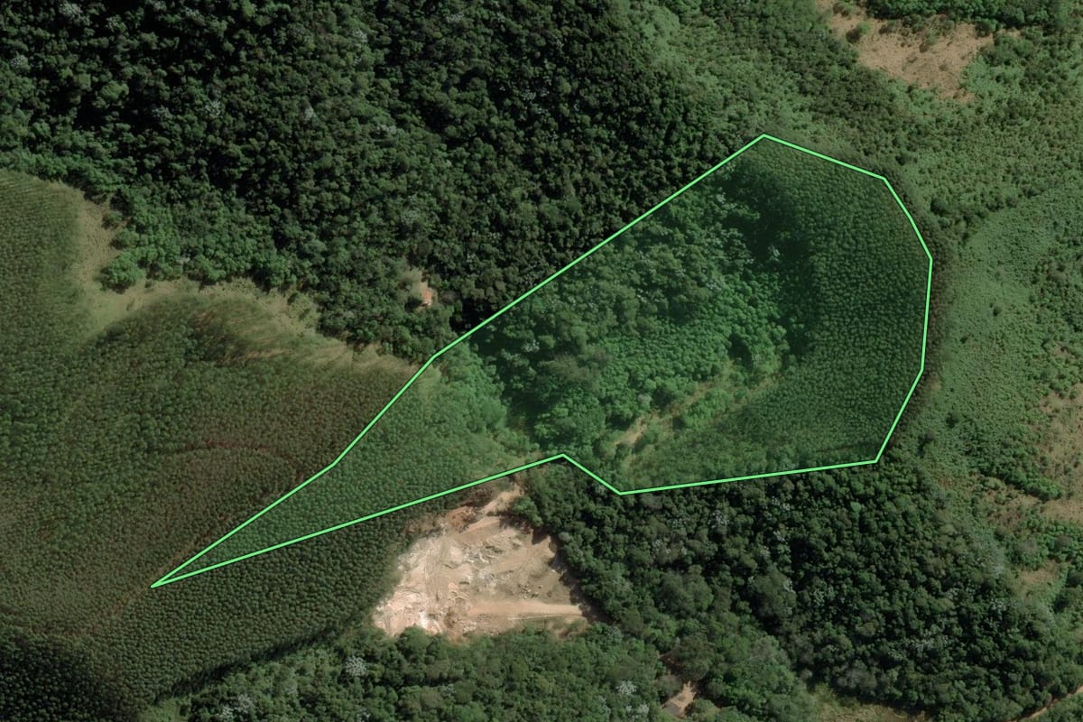 Imagem de satélite do imóvel rural em Redenção da Serra (SP), com o contorno declarado no CAR desenhado por cima.