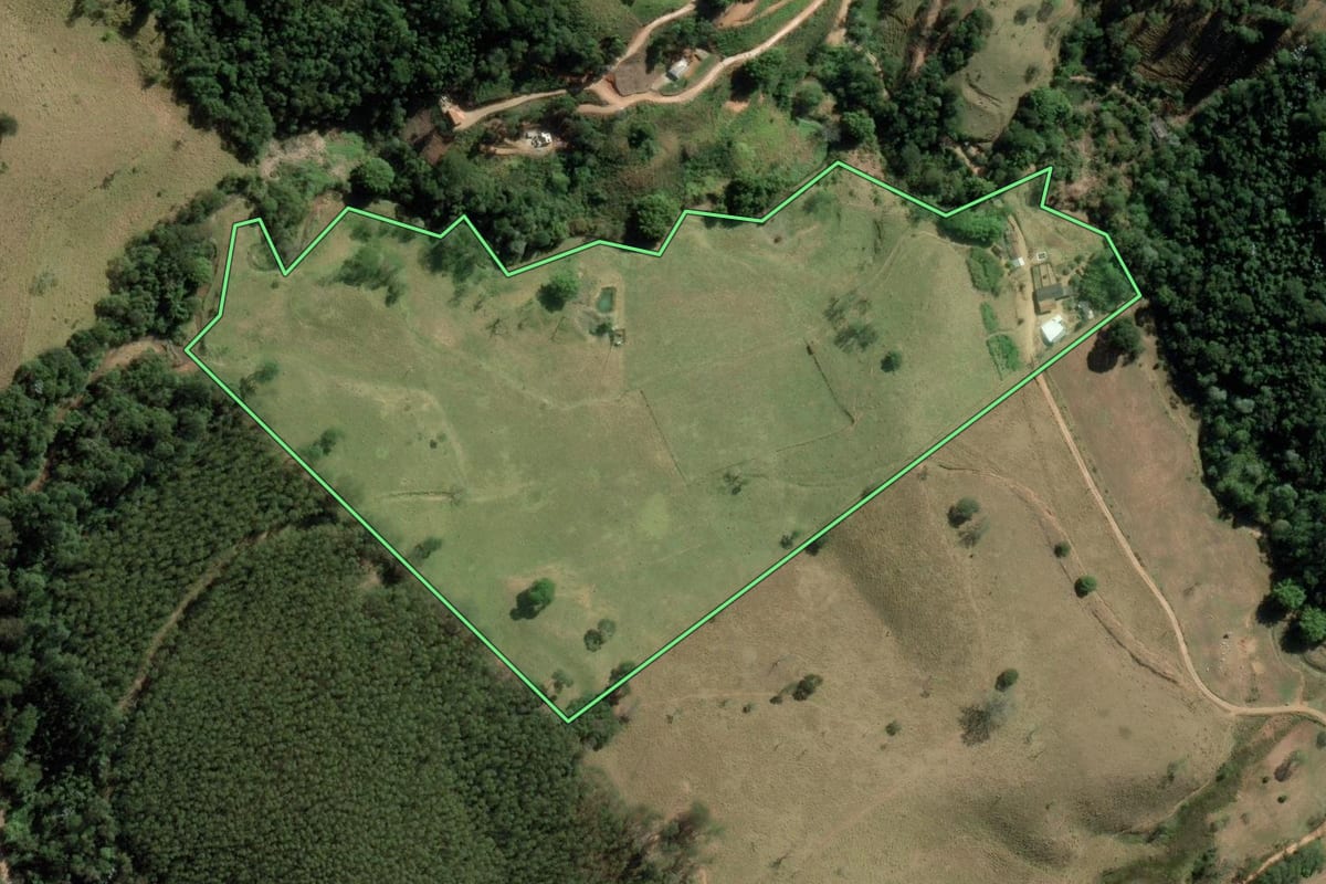 Imagem de satélite do imóvel rural em Redenção da Serra (SP), com o contorno declarado no CAR desenhado por cima.