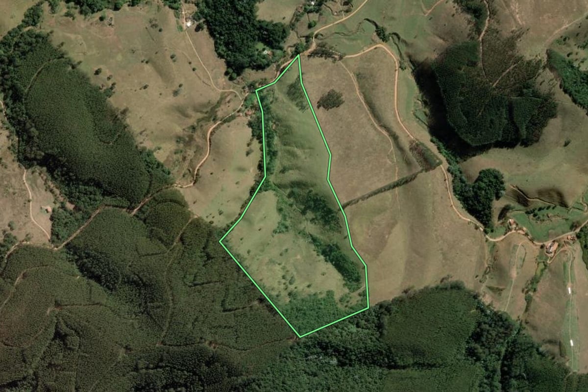 Imagem de satélite do imóvel rural em Redenção da Serra (SP), com o contorno declarado no CAR desenhado por cima.