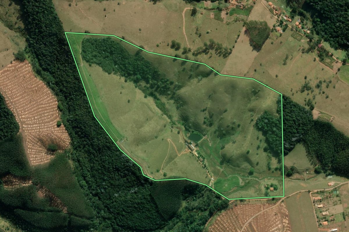 Imagem de satélite do imóvel rural em Redenção da Serra (SP), com o contorno declarado no CAR desenhado por cima.