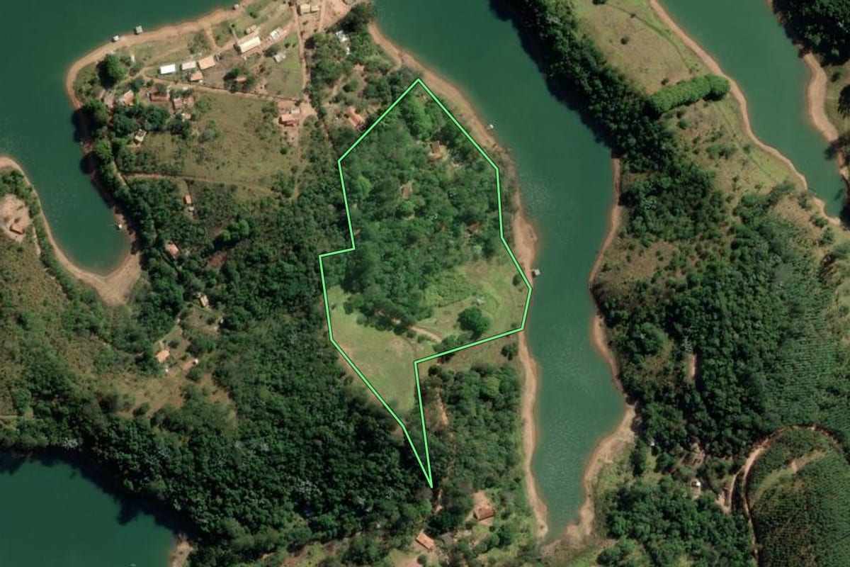 Imagem de satélite do imóvel rural em Redenção da Serra (SP), com o contorno declarado no CAR desenhado por cima.