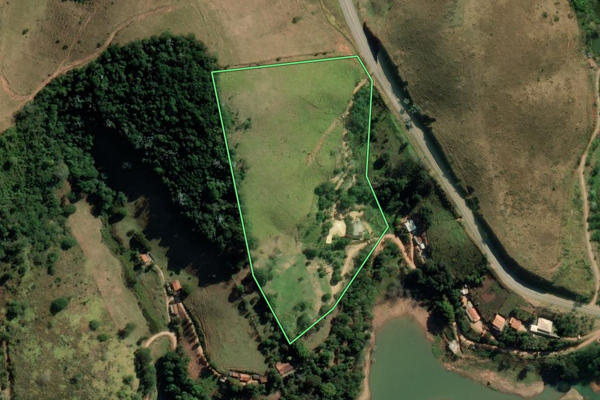 Imagem de satélite do imóvel rural em Redenção da Serra (SP), com o contorno declarado no CAR desenhado por cima.