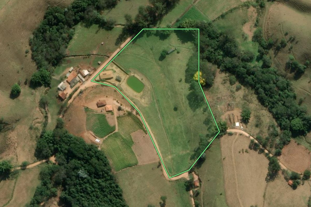 Imagem de satélite do imóvel rural em Redenção da Serra (SP), com o contorno declarado no CAR desenhado por cima.