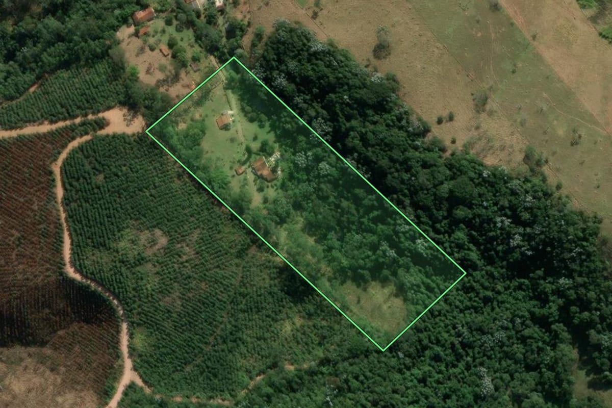Imagem de satélite do imóvel rural em Redenção da Serra (SP), com o contorno declarado no CAR desenhado por cima.
