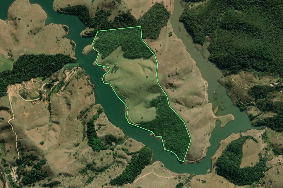 Imagem de satélite do imóvel rural em Redenção da Serra (SP), com o contorno declarado no CAR desenhado por cima.