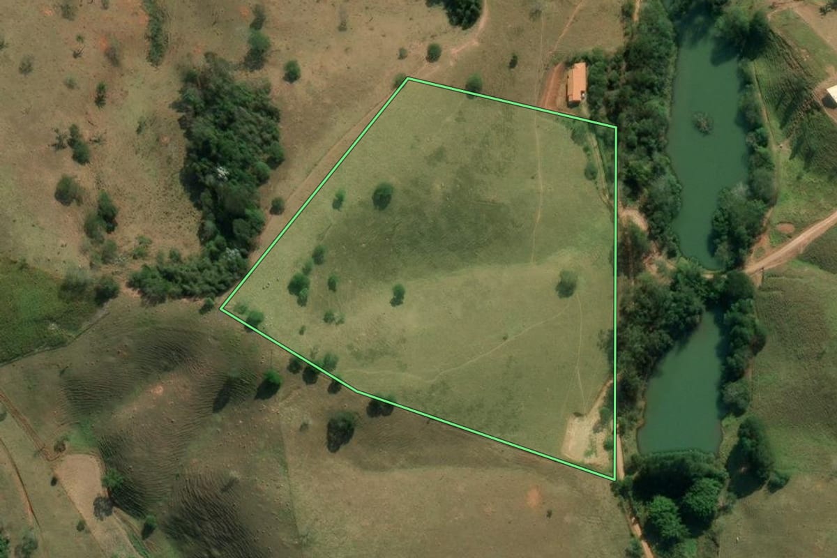 Imagem de satélite do imóvel rural em Redenção da Serra (SP), com o contorno declarado no CAR desenhado por cima.