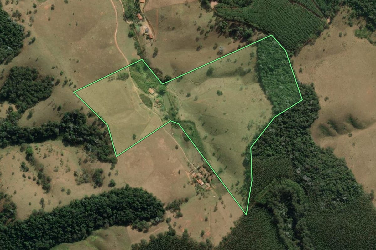 Imagem de satélite do imóvel rural em Redenção da Serra (SP), com o contorno declarado no CAR desenhado por cima.