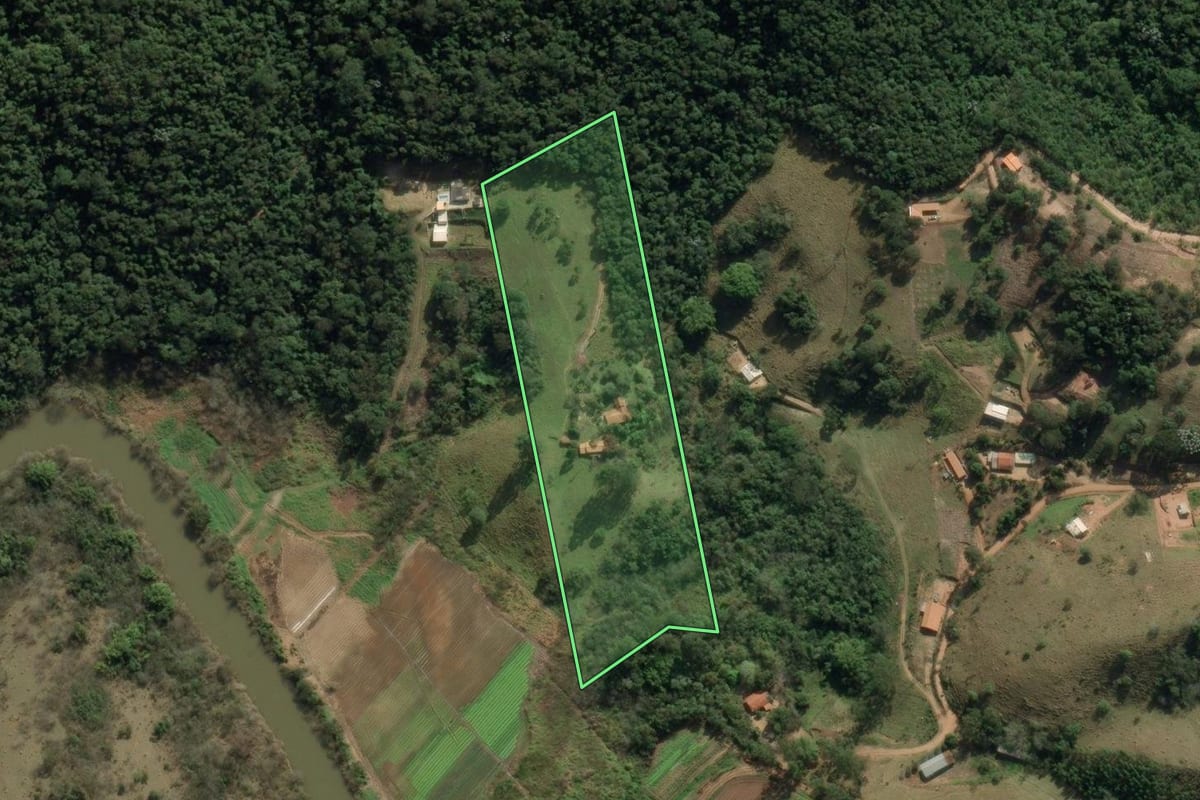 Imagem de satélite do imóvel rural em Redenção da Serra (SP), com o contorno declarado no CAR desenhado por cima.