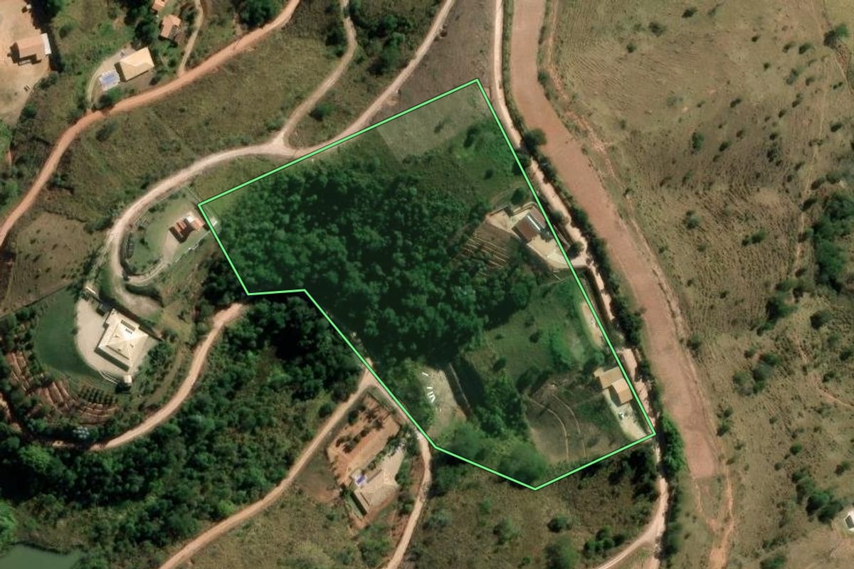 Imagem de satélite do imóvel rural em Redenção da Serra (SP), com o contorno declarado no CAR desenhado por cima.