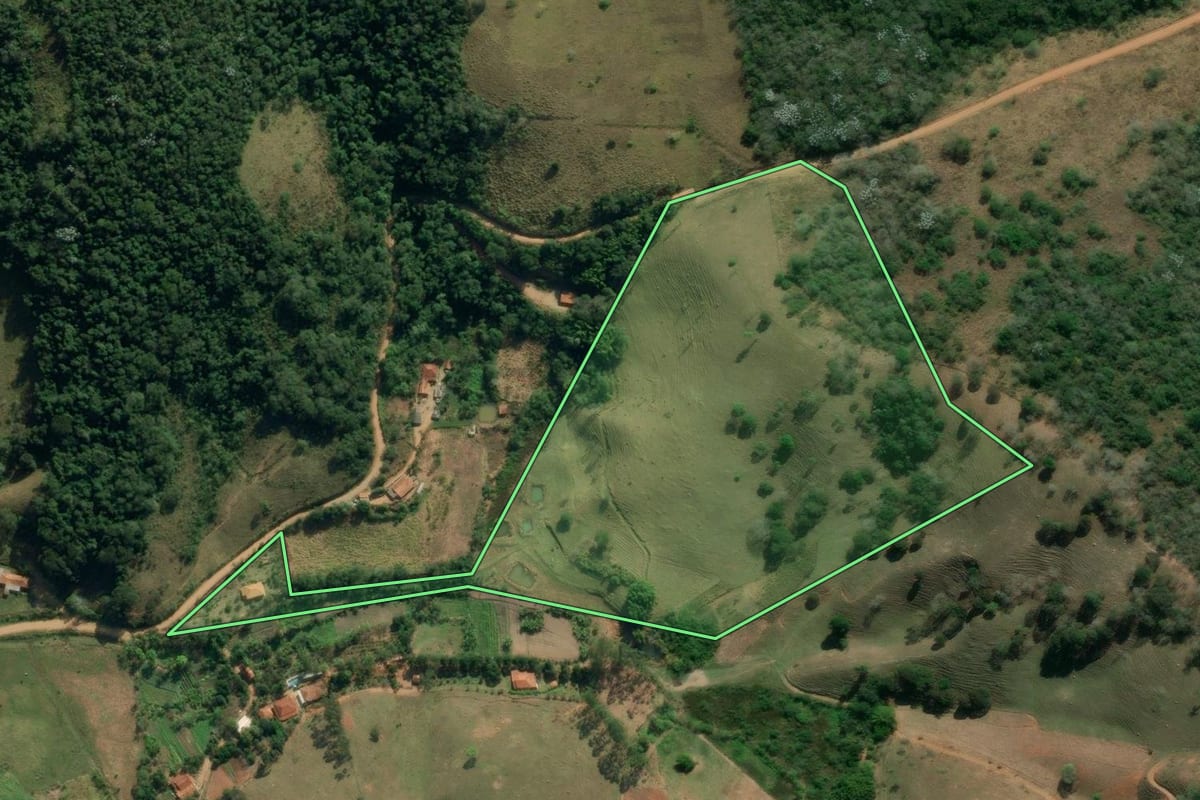 Imagem de satélite do imóvel rural em Redenção da Serra (SP), com o contorno declarado no CAR desenhado por cima.