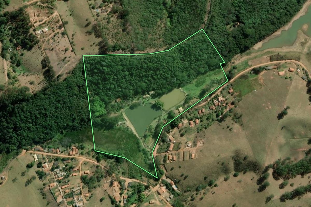 Imagem de satélite do imóvel rural em Redenção da Serra (SP), com o contorno declarado no CAR desenhado por cima.