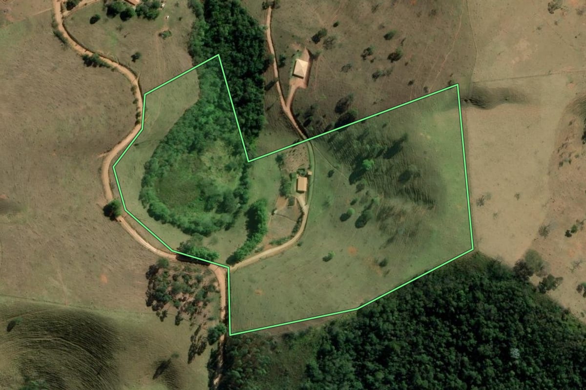 Imagem de satélite do imóvel rural em Redenção da Serra (SP), com o contorno declarado no CAR desenhado por cima.