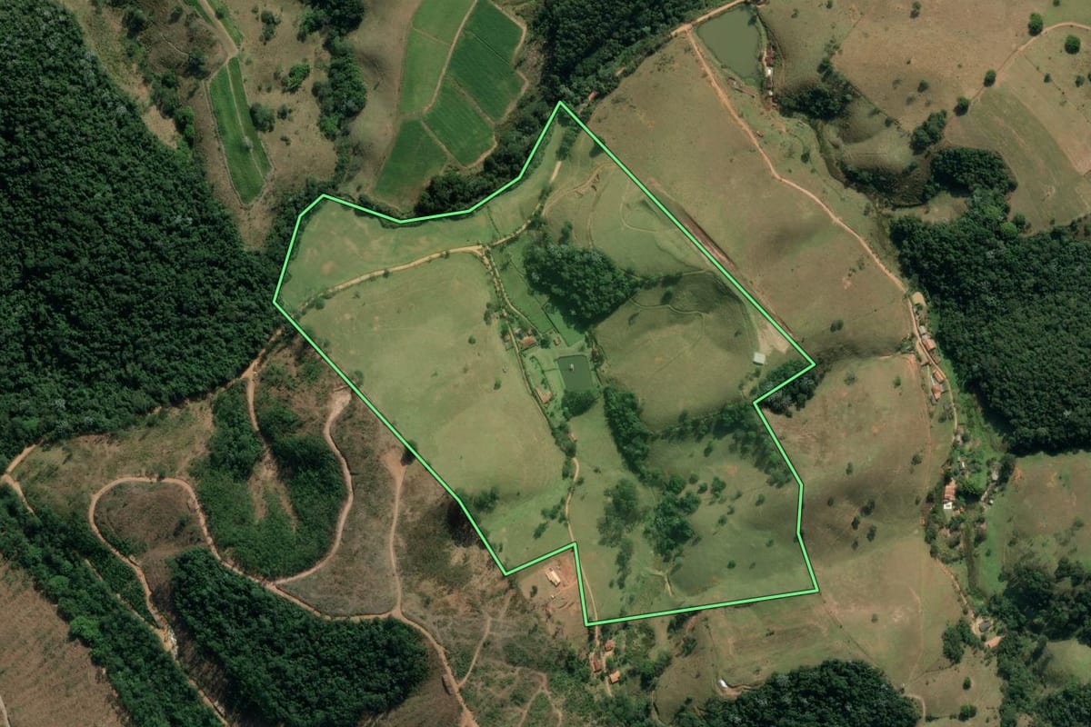 Imagem de satélite do imóvel rural em Redenção da Serra (SP), com o contorno declarado no CAR desenhado por cima.