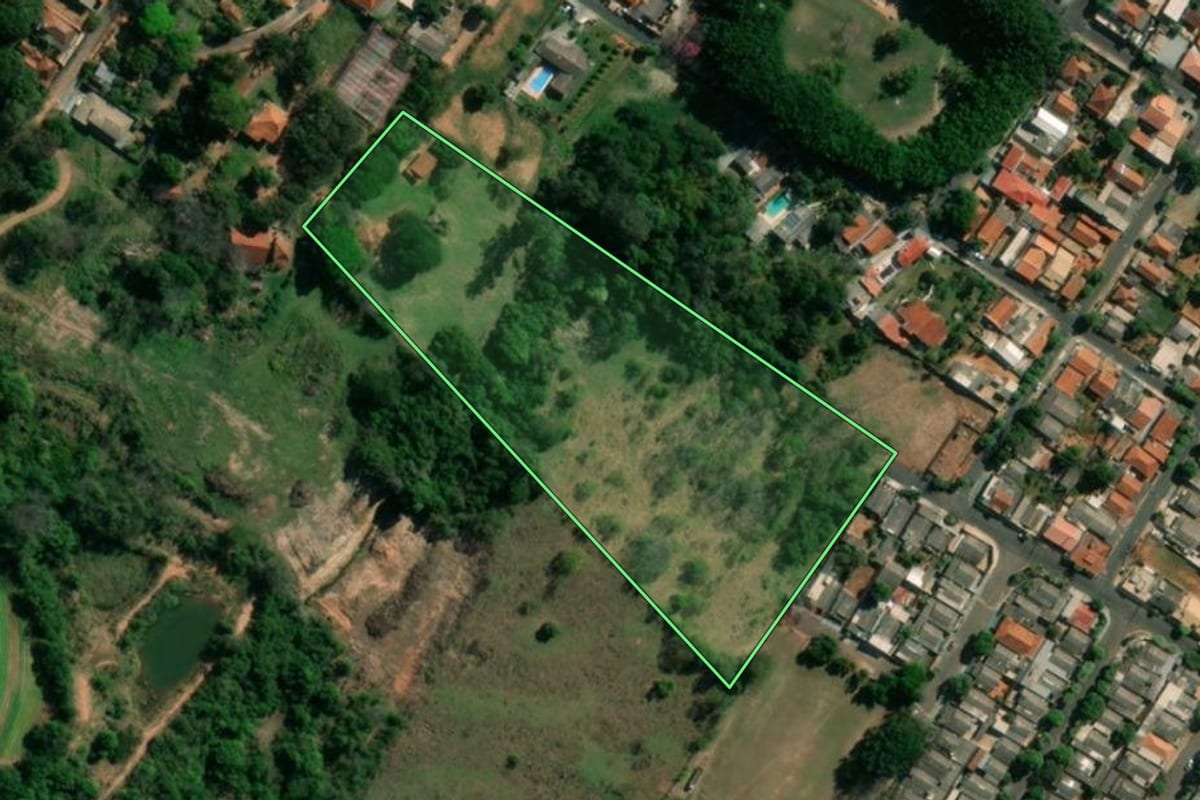 Imagem de satélite do imóvel rural em Regente Feijó (SP), com o contorno declarado no CAR desenhado por cima.