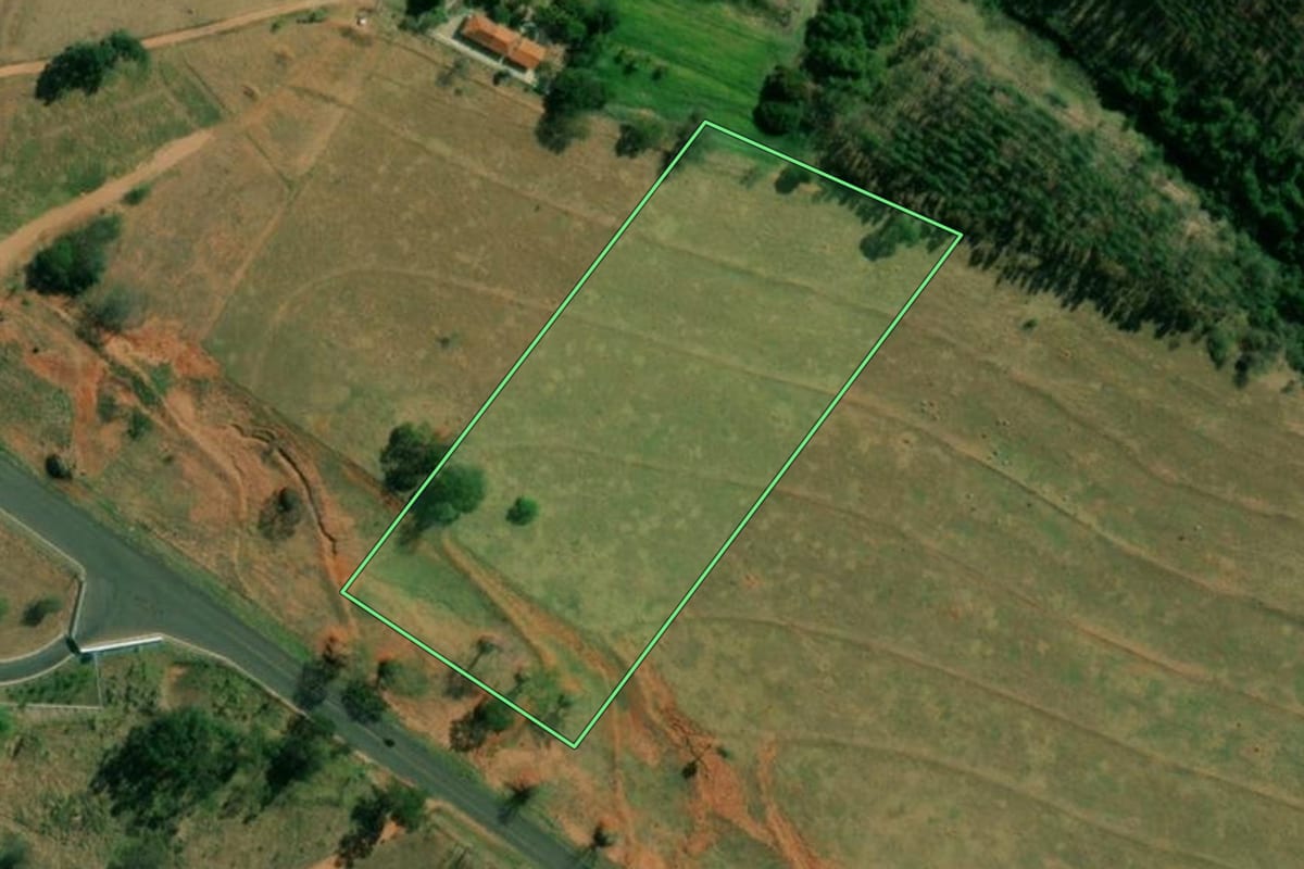 Imagem de satélite do imóvel rural em Regente Feijó (SP), com o contorno declarado no CAR desenhado por cima.