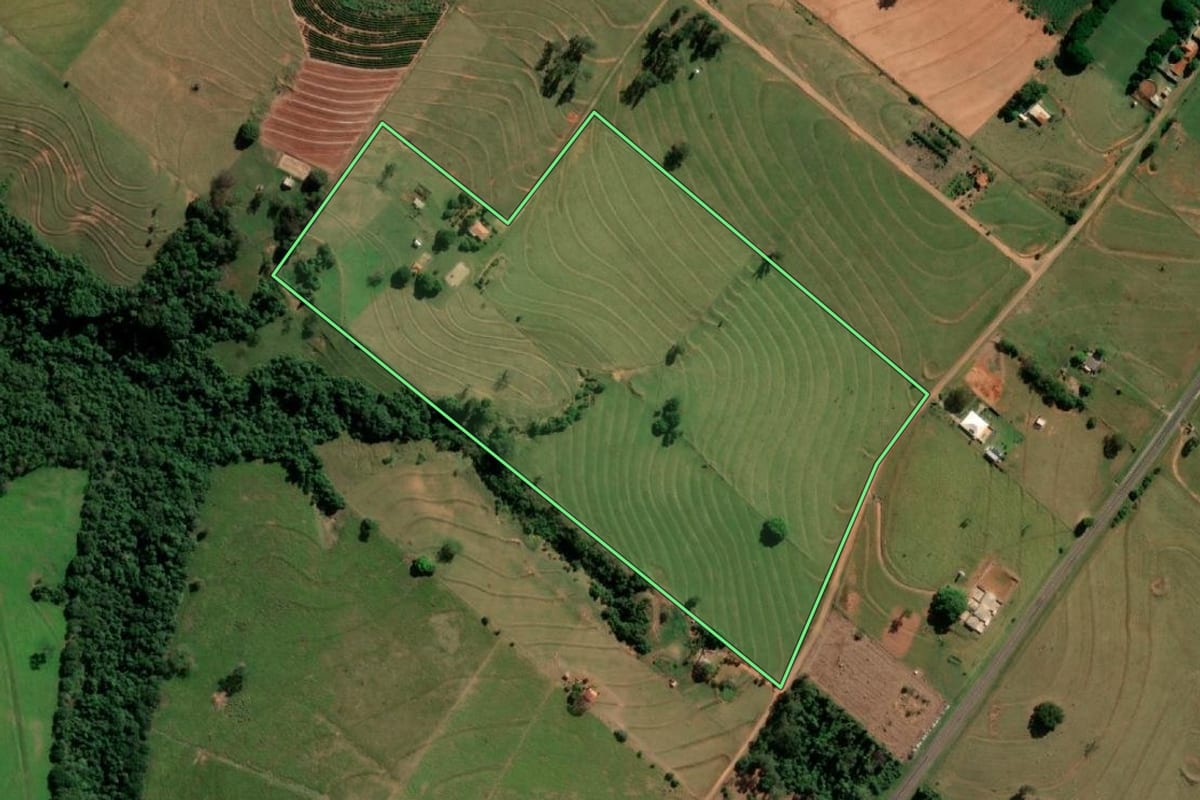 Imagem de satélite do imóvel rural em Regente Feijó (SP), com o contorno declarado no CAR desenhado por cima.
