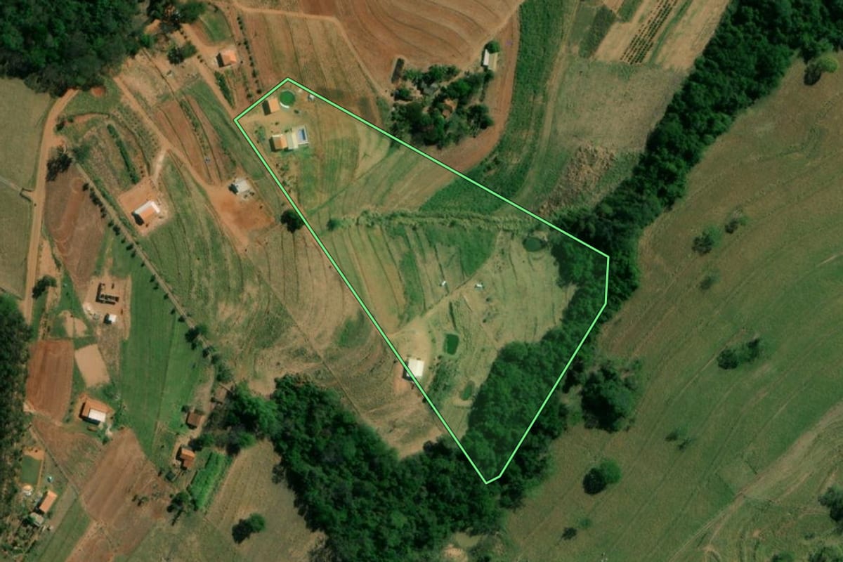 Imagem de satélite do imóvel rural em Regente Feijó (SP), com o contorno declarado no CAR desenhado por cima.