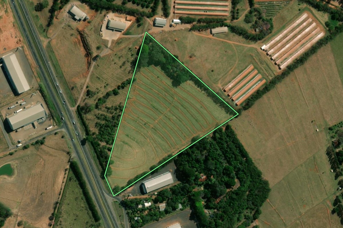 Imagem de satélite do imóvel rural em Regente Feijó (SP), com o contorno declarado no CAR desenhado por cima.