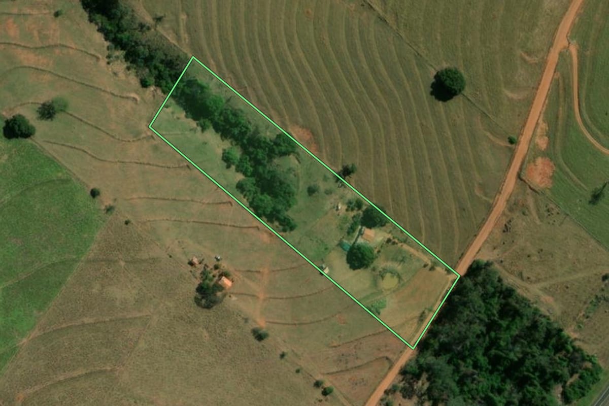 Imagem de satélite do imóvel rural em Regente Feijó (SP), com o contorno declarado no CAR desenhado por cima.