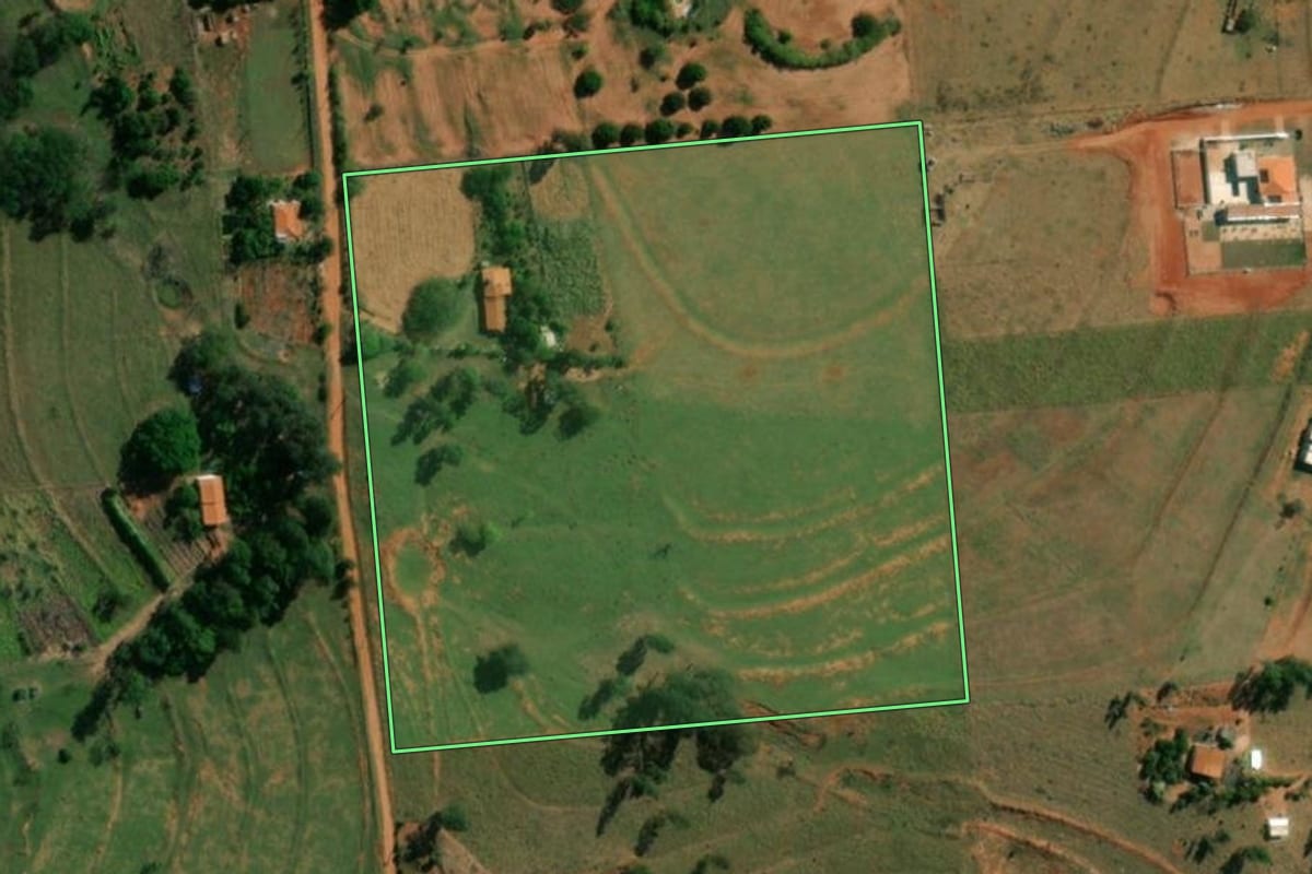 Imagem de satélite do imóvel rural em Regente Feijó (SP), com o contorno declarado no CAR desenhado por cima.
