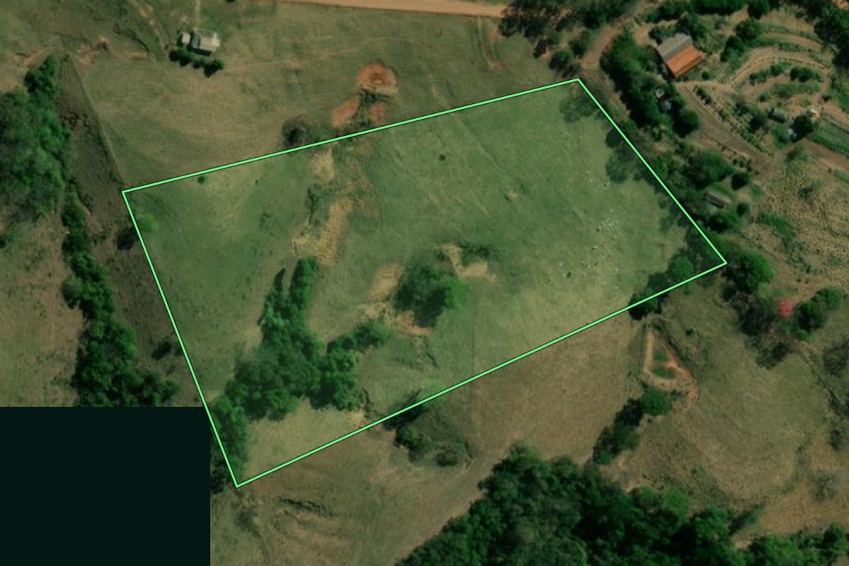 Imagem de satélite do imóvel rural em Regente Feijó (SP), com o contorno declarado no CAR desenhado por cima.