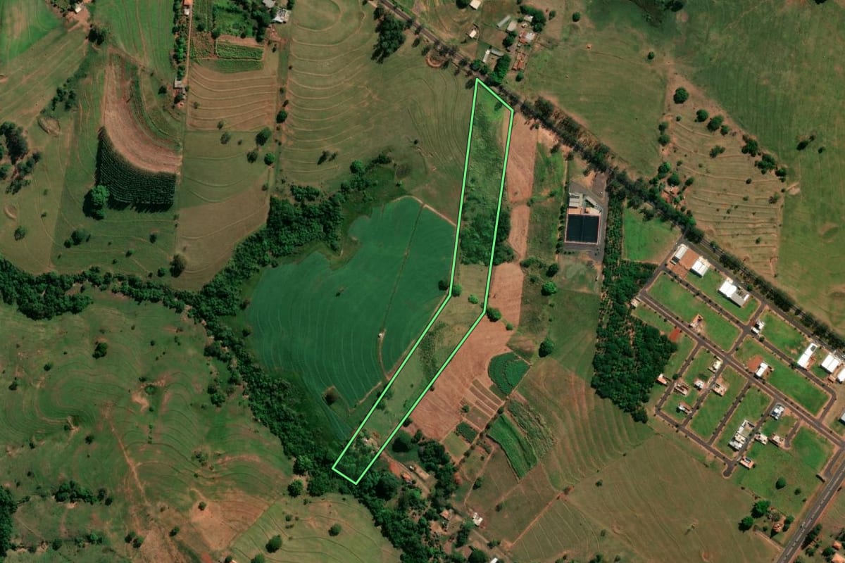 Imagem de satélite do imóvel rural em Regente Feijó (SP), com o contorno declarado no CAR desenhado por cima.