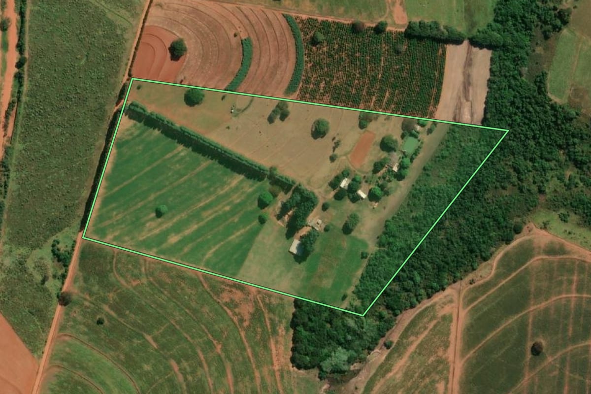 Imagem de satélite do imóvel rural em Regente Feijó (SP), com o contorno declarado no CAR desenhado por cima.