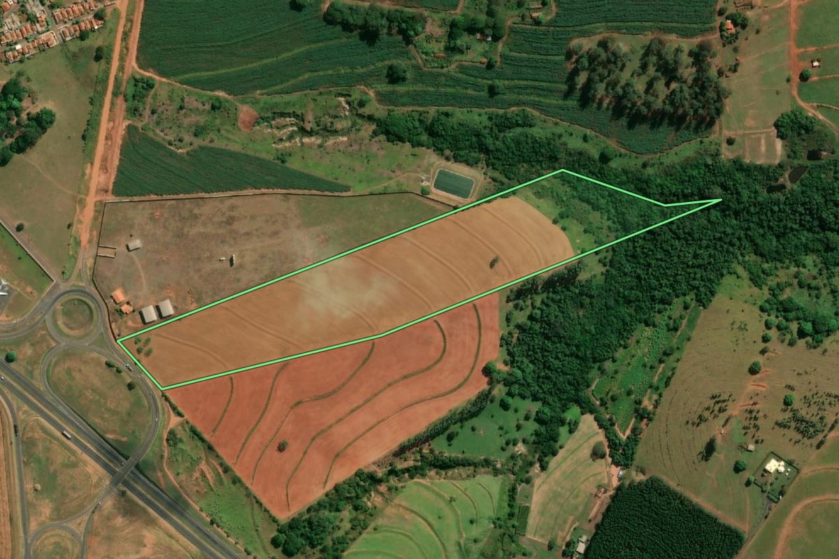 Imagem de satélite do imóvel rural em Regente Feijó (SP), com o contorno declarado no CAR desenhado por cima.
