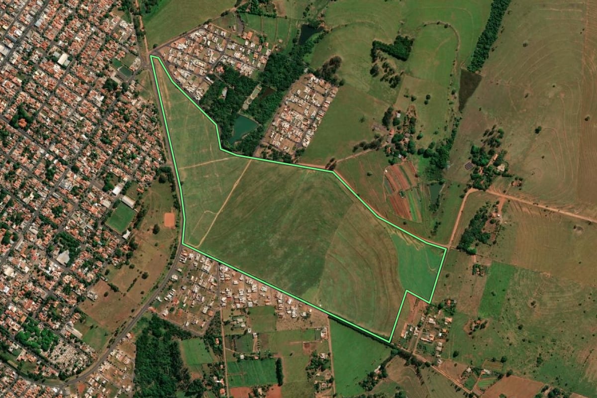 Imagem de satélite do imóvel rural em Regente Feijó (SP), com o contorno declarado no CAR desenhado por cima.