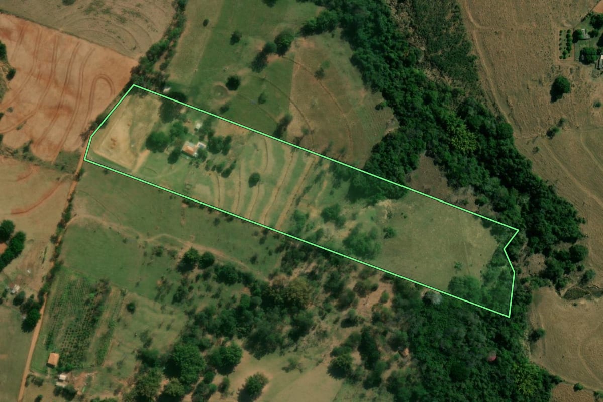 Imagem de satélite do imóvel rural em Regente Feijó (SP), com o contorno declarado no CAR desenhado por cima.